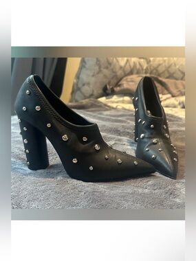 Giuseppe Zanotti Black Lambskin Studded Heels Pointed Toe size 38.5 US 8 Leather